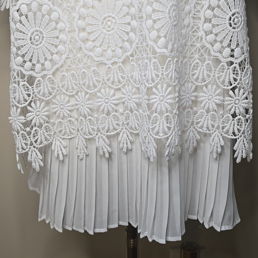 Chico's White Lace Crochet Tunic Top with Pleated Hem – Size 2 (Large) - Picture 4 of 9